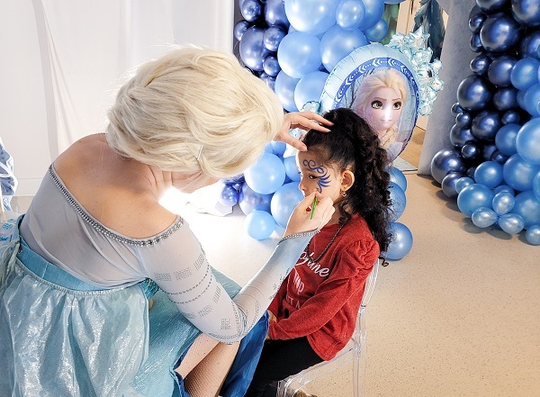 Maquillage anniversaire fille avec princesse Elsa Reine des Neiges